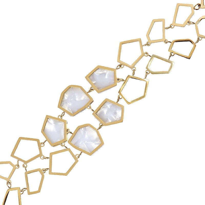 Pulsera de acero quirúrgico con dos tiras con diseño geométrico y con tres de ellos en acabado mármol en color blanco acabado oro - mbyou