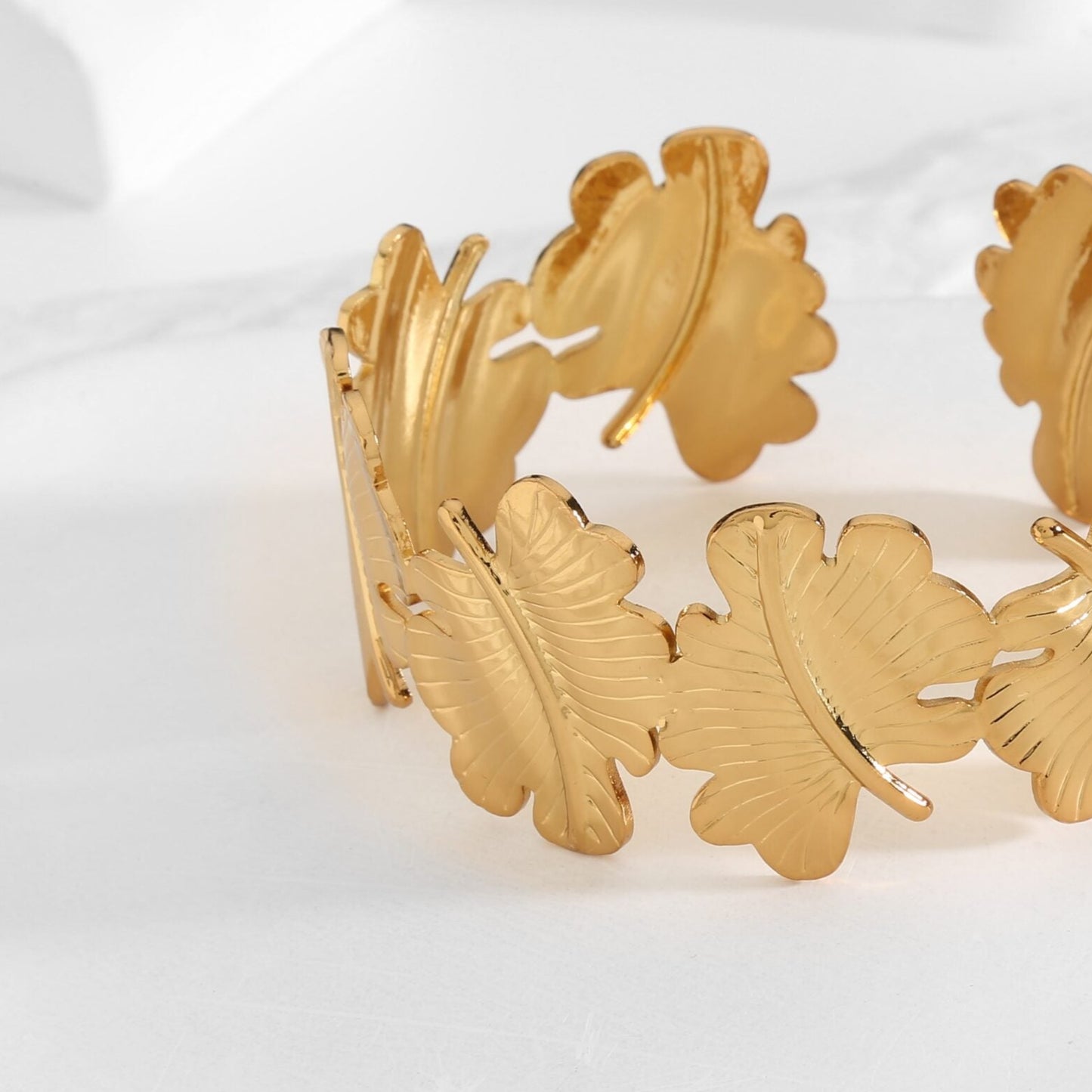 Bracelet rigide en acier avec trèfles argentés