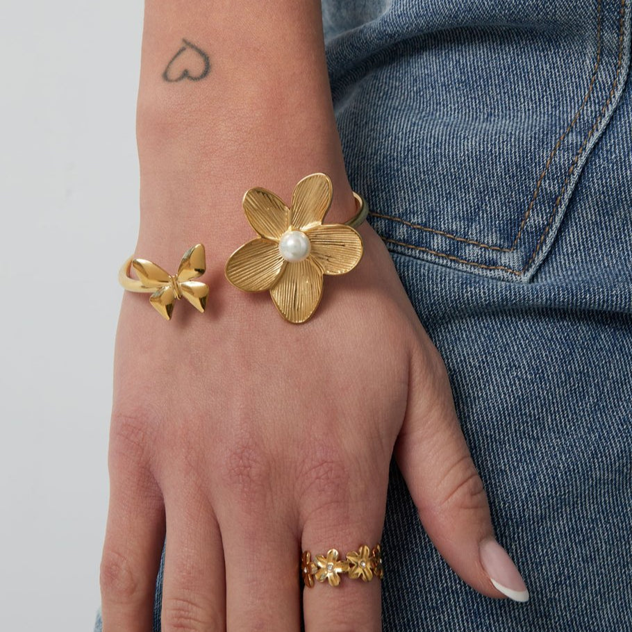 Pulsera de acero inoxidable semirígida con flor con perla y mariposa dorada - mbyou