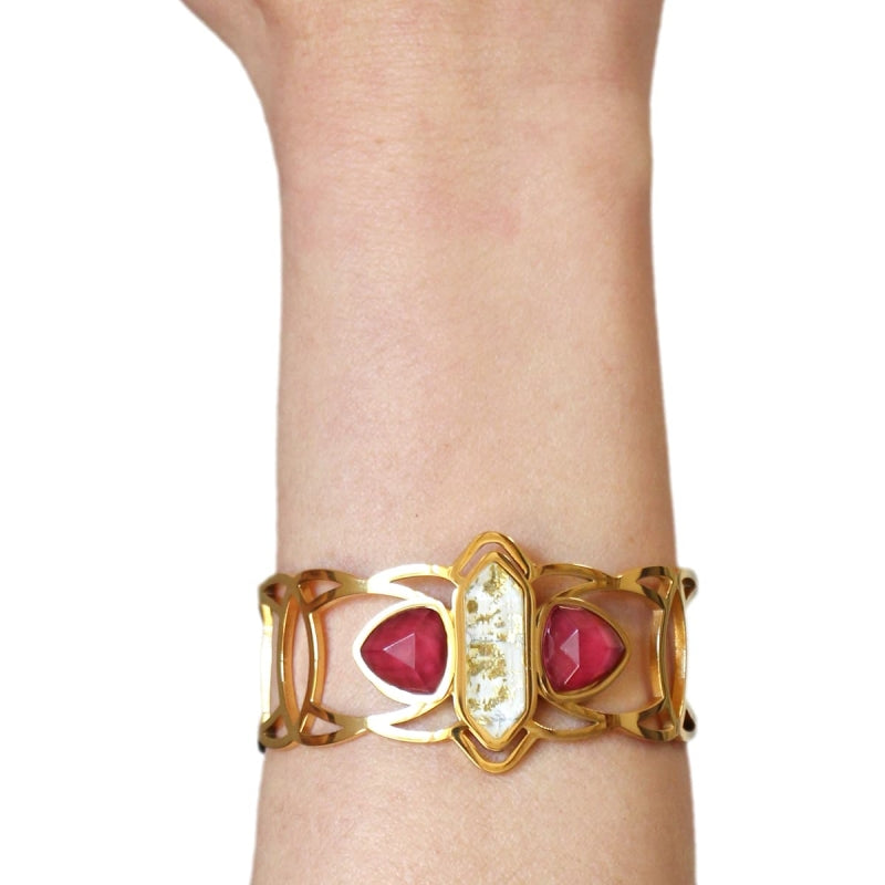 Pulsera de acero quirúrgico con una piedra de textura mármol en blanco y dos piedras de cristal en rojo, con acabado oro - mbyou