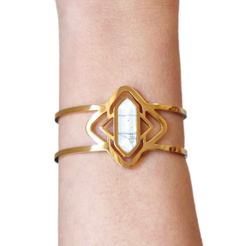 Pulsera de acero quirúrgico con una piedra de textura mármol en blanco con acabado oro - mbyou