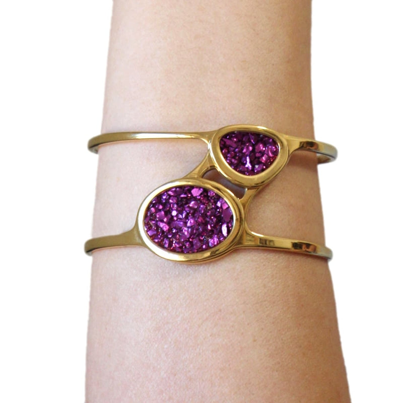 Pulsera brazalete de acero quirúrgico con dos drusas en tono fucsia acabado oro - mbyou