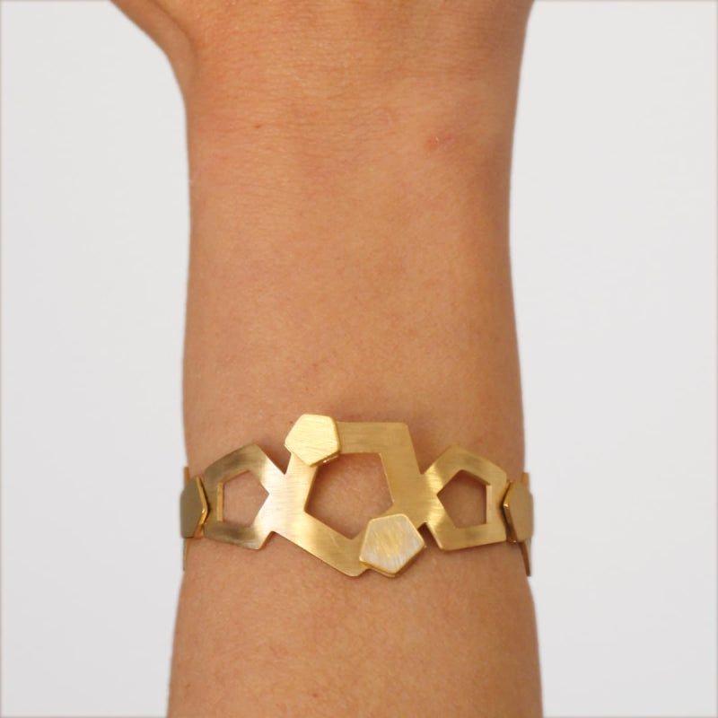 Pulsera brazalete de acero pulido mate con diseño geométrico acabado oro - mbyou