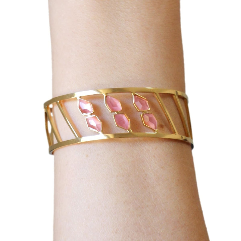 Pulsera brazalete de acero quirúrgico con piedras de cristal en tonos rosa pastel acabado oro - mbyou