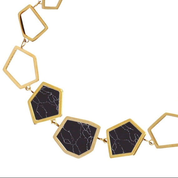 Pulsera de acero quirúrgico con formas geométricas y tres con acabado mármol en color negro acabado oro - mbyou