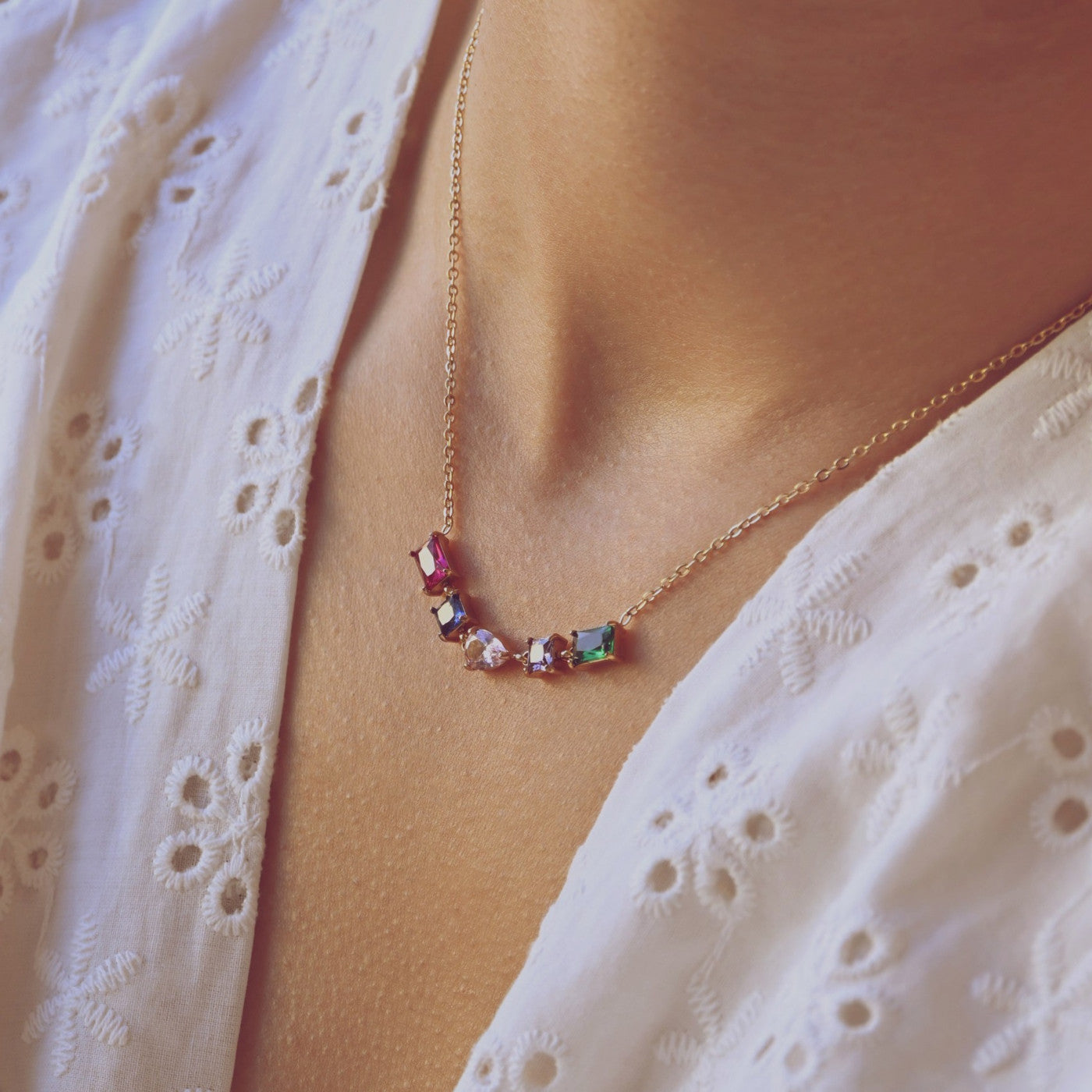 Look coloré acier inoxydable zircons dorés (collier + bracelet)