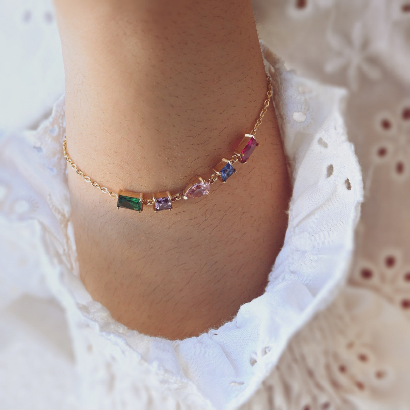 Look coloré acier inoxydable zircons dorés (collier + bracelet)