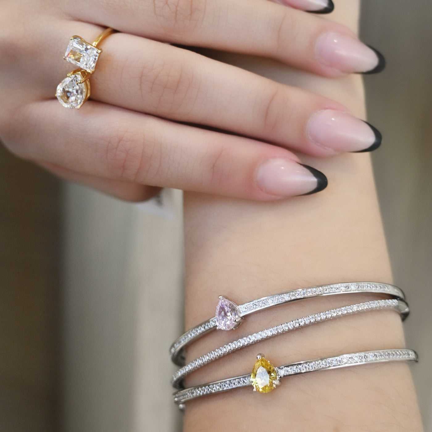 Bracelet rigide en acier avec trèfles argentés