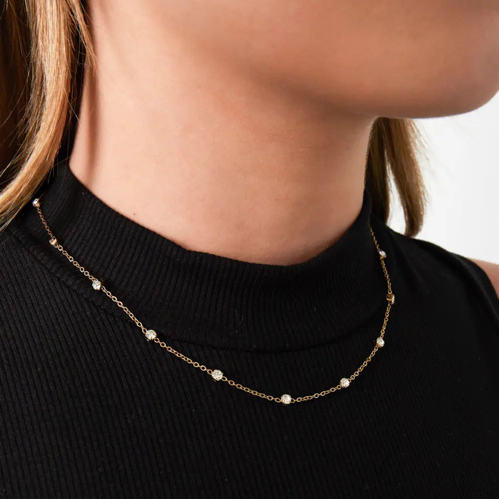 Collar de acero con circonitas blancas pequeñas