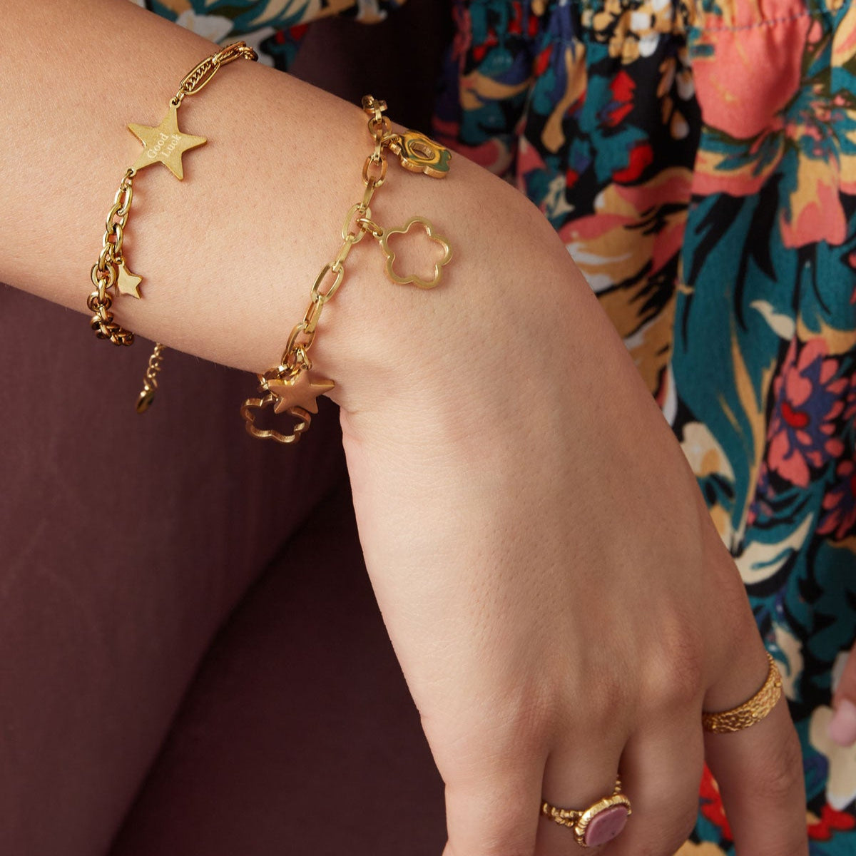 Pulsera de acero doble con estrellas y mensaje grabado "good luck" acabado plata