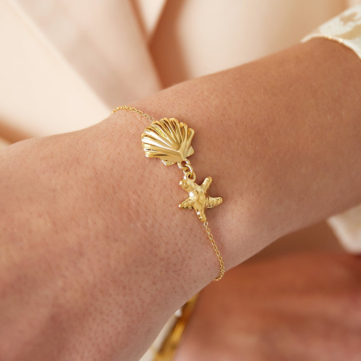 Pulsera de acero inoxidable concha y estrella de mar acabado oro - mbyou