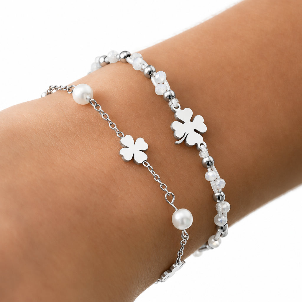 Pulsera de acero con tréboles y perlas en acabado plata