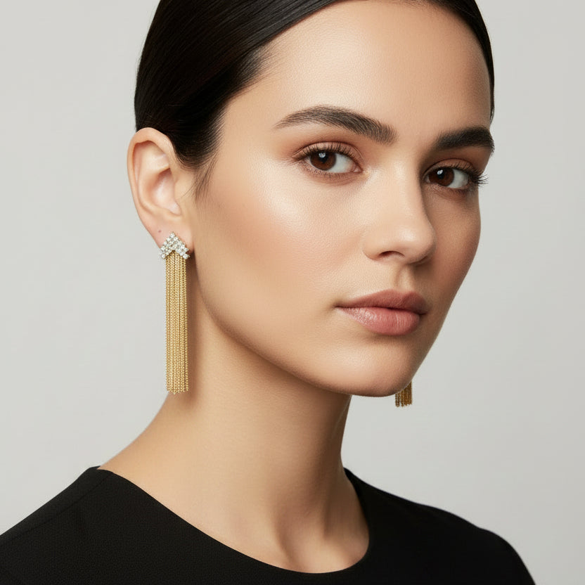 Pendientes largos cascada y circonitas en forma de flecha en acabado oro
