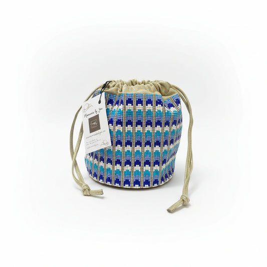 Bolso de fiesta tipo saco con diseño de mosaico de tachuelas azules y blancas