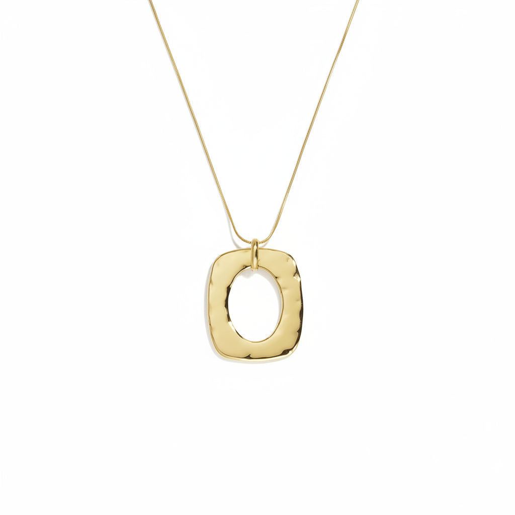 Collar largo de acero dije cuadrado ovalado en acabado oro