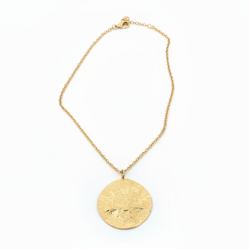 Collar de acero con dije en forma circular e irregular con textura rugosa en acabado oro - Moments by You
