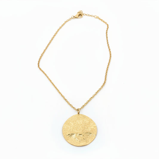 Collar de acero con dije en forma circular e irregular con textura rugosa en acabado oro - Moments by You