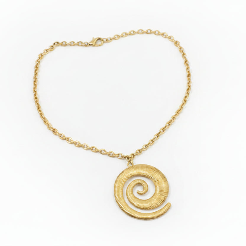 Collar de acero con cadena de eslabones y un dije en forma de espiral acabado oro - Moments by You