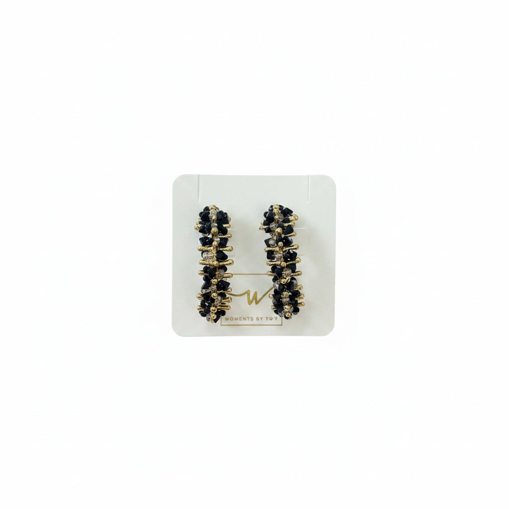 Pendientes tipo aro con cristales en negro y cris en acabado oro