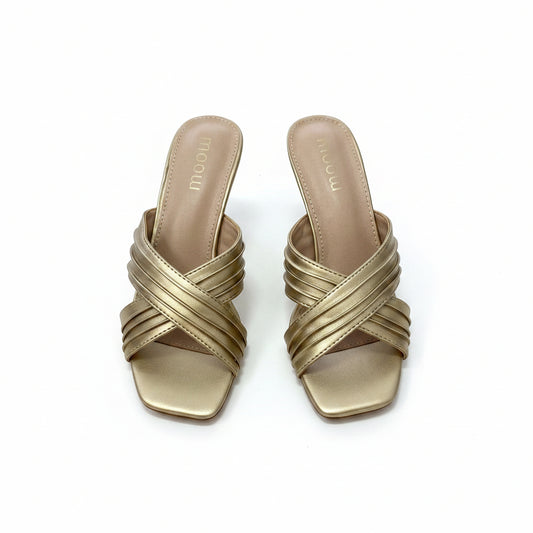 Sandalia mule tacón fino de tiras cruzadas y efecto arrugado en color dorado mate - Moments by You