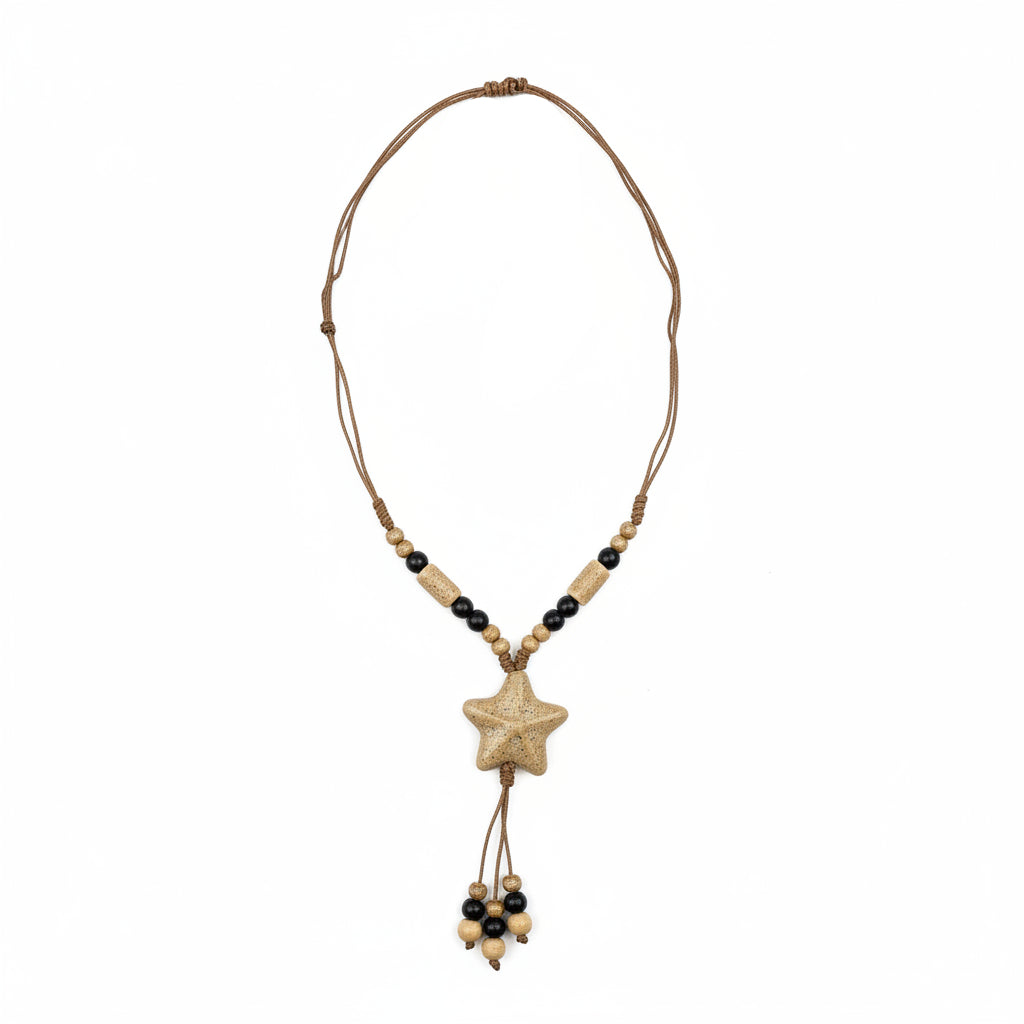 Collar de resina y cuerda con cuentas diferentes y estrella de mar colgante - Moments by You