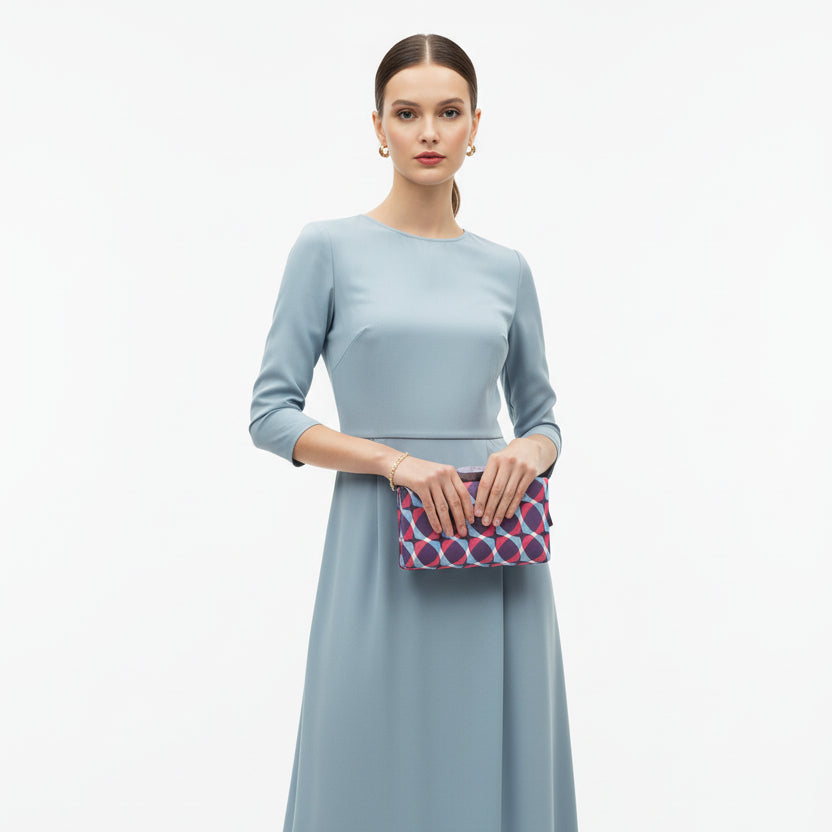 Bolso de fiesta tipo clutch de terciopelo con efecto óptico geométrico en tonos morados, rosas y azules - Moments by You