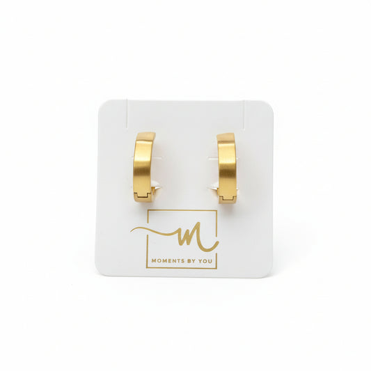Pendientes cortos de acero inoxidable en forma de aro gruesos y en dorado acabado mate - Moments by You