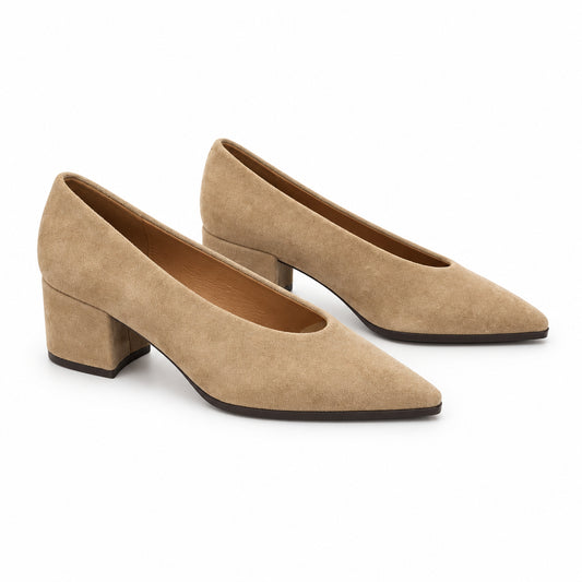 Zapatos de tacón ancho aterciopelado beige y punta en pico