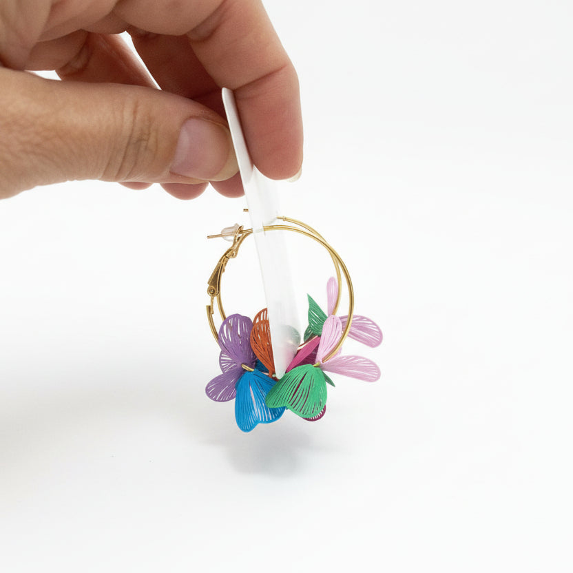 Pendientes largos de acero en forma de aro con hojas en varios colores - Moments by You