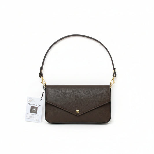 Bolso pequeño de piel 100% auténtica con solapa y detalles dorados color chocolate - Moments by You