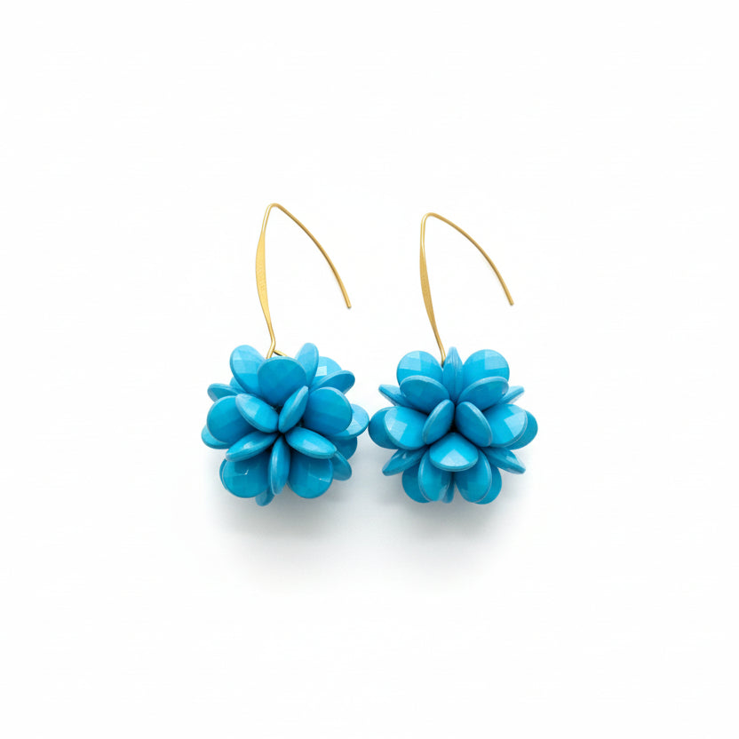 Pendientes de acero largos de gancho con una flor en forma esférica - Moments by You