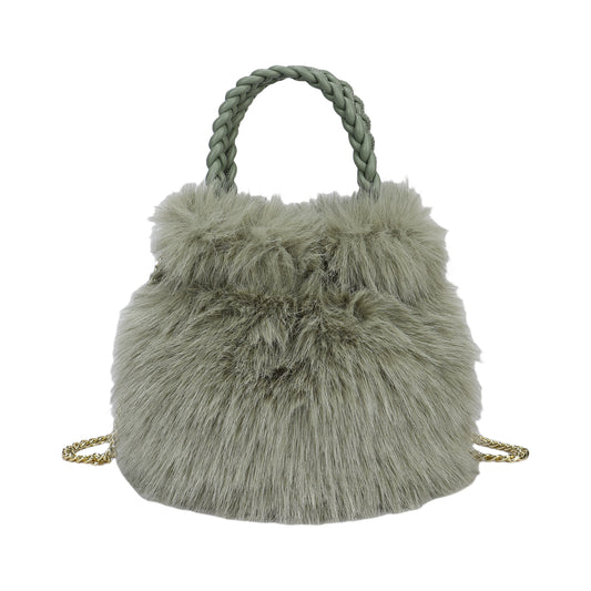 Bolso de mano y bandolera tipo limosnera con pelaje en color verde y el asa trenzada  - mbyou