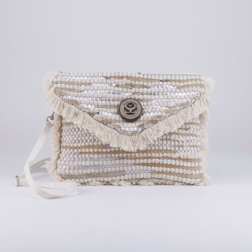 Bolso tipo sobre de fibra 100% natural combinado con cuero y con flecos - Moments by You
