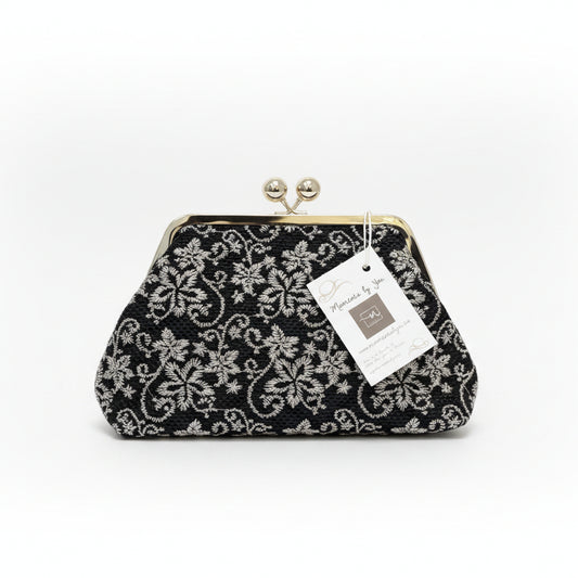 Bolso de fiesta tipo clutch en color negro y estampado floral con bordados en plata - Moments by You