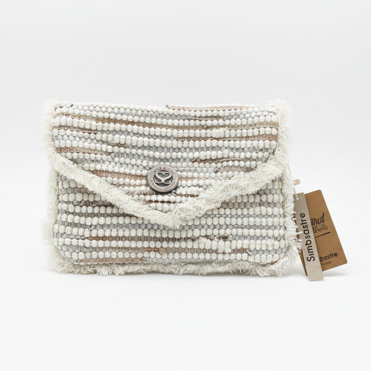 Bolso tipo sobre de fibra 100% natural combinado con cuero y con flecos - Moments by You