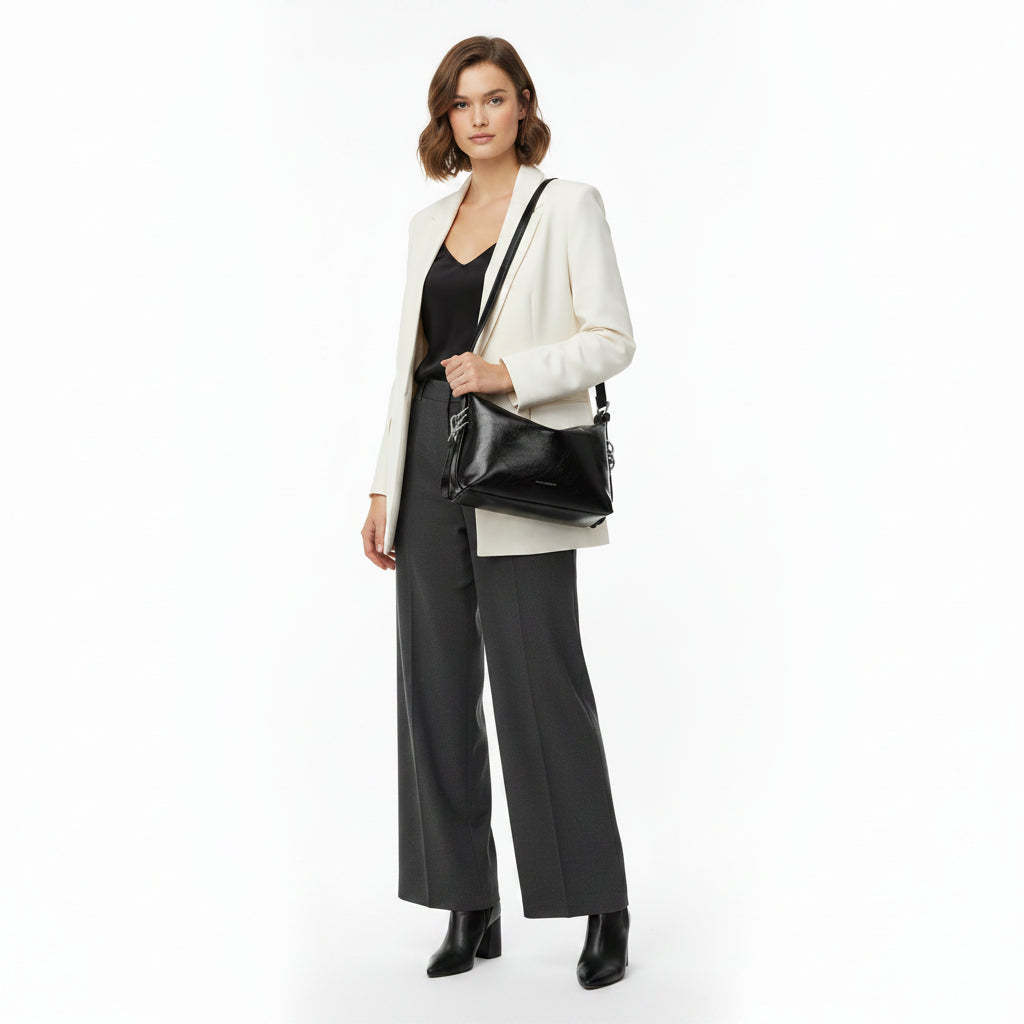 Bolso de hombro rectangular negro con detalles plata
