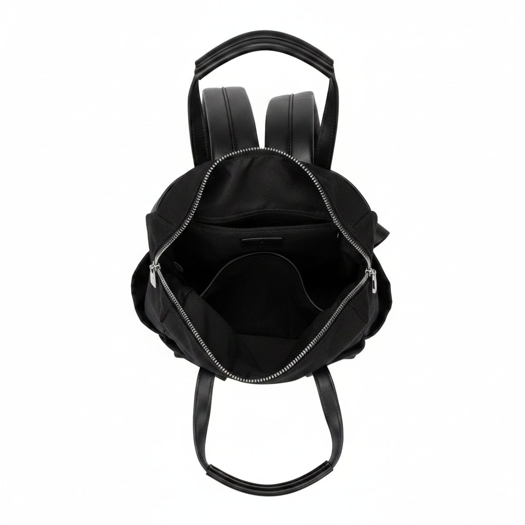 Mochila básica en negro y acabado plata con asas y bolsillos exteriores e interiores