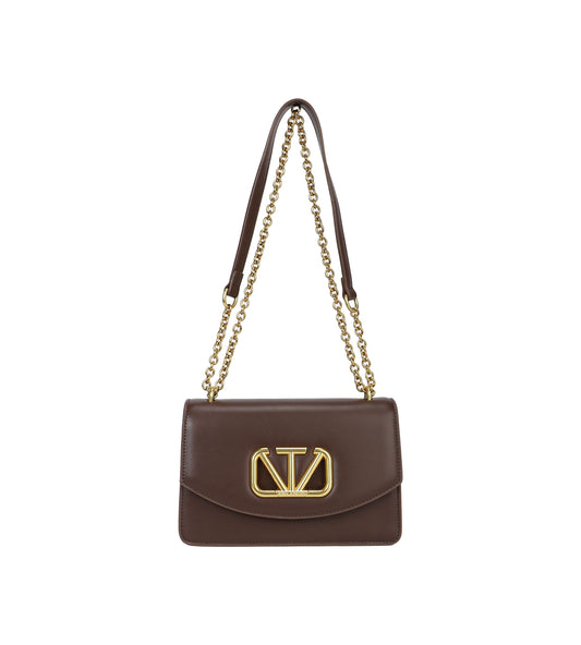 Bolso bandolera rígido con solapa y detalle de logo dorado color marrón chocolate - mbyou