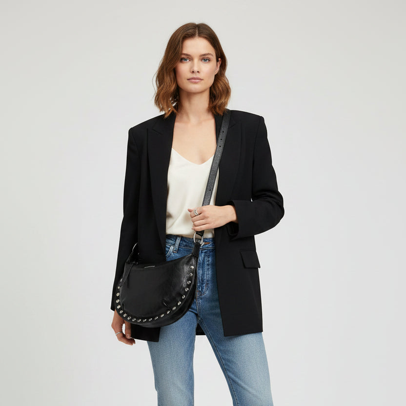 Bolso bandolera liso con tachuelas plata en los bordes