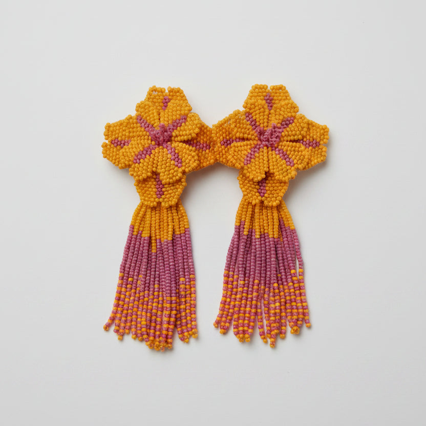 Pendientes largos y grandes en forma de flor con tiras colgantes de cuentas
