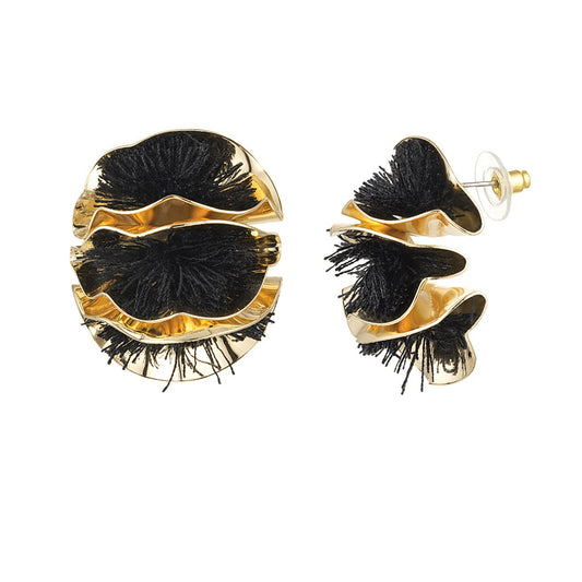 Pendientes en forma de semicírculo con flecos de color negro rodeados de metal acabado oro  - mbyou