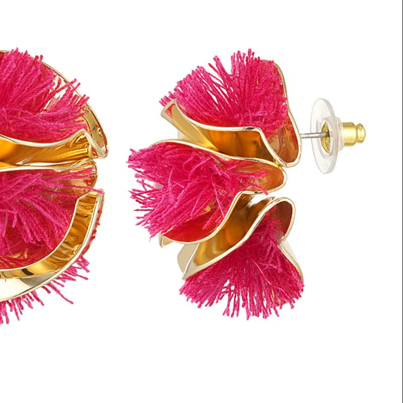 Pendientes en forma de semicírculo con flecos de color fucsia rodeados de metal acabado oro  - mbyou