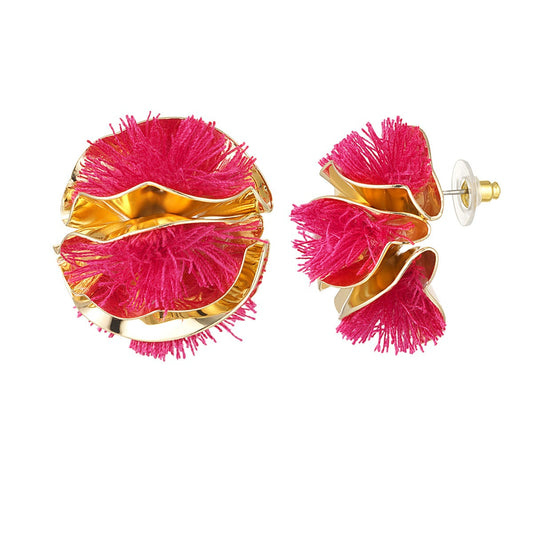 Pendientes en forma de semicírculo con flecos de color fucsia rodeados de metal acabado oro  - mbyou