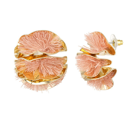 Pendientes en forma de semicírculo con flecos de color rosa y rodeados de metal acabado oro  - mbyou