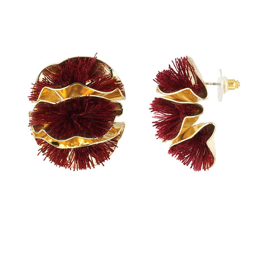 Pendientes en forma de semicírculo con flecos de color burdeos rodeados de metal acabado oro  - mbyou