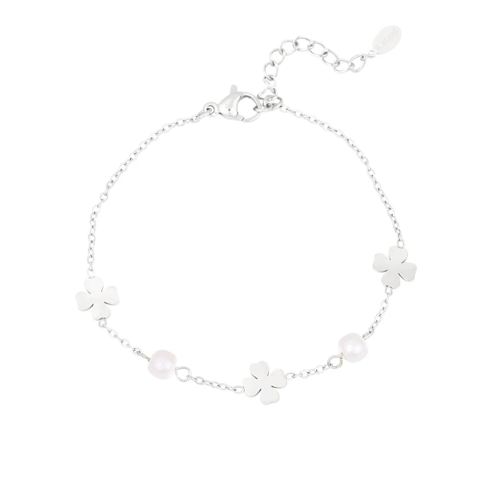 Pulsera de acero con tréboles y perlas en acabado plata