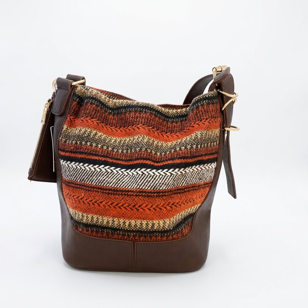 Bolso de hombro con estampado étnico y acabado tipo cuero en chocolate