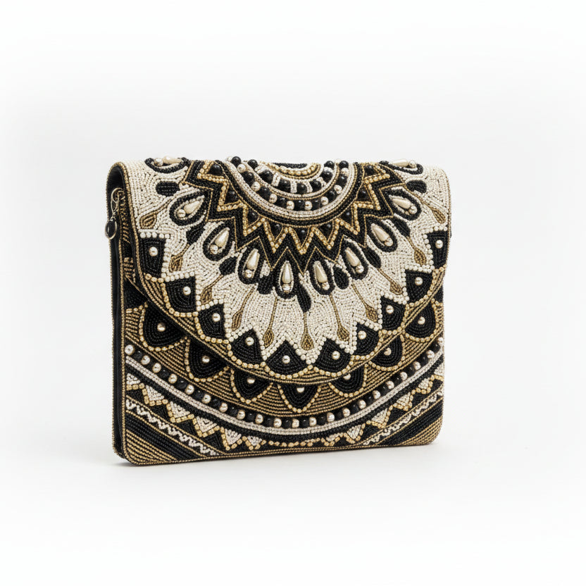 Bolso fiesta tipo sobre de mano negro con cuentas en la parte delantera - Moments by You