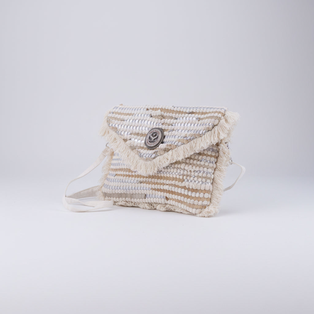 Bolso tipo sobre de fibra 100% natural combinado con cuero y con flecos - Moments by You