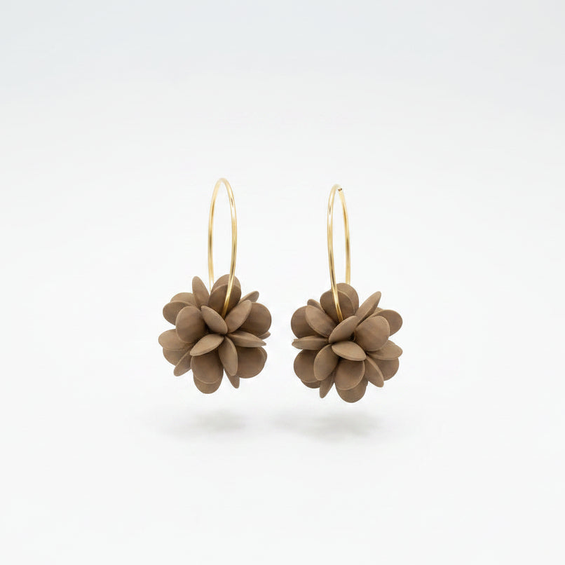 Pendientes largos tipo aro con una flor en forma esférica - Moments by You